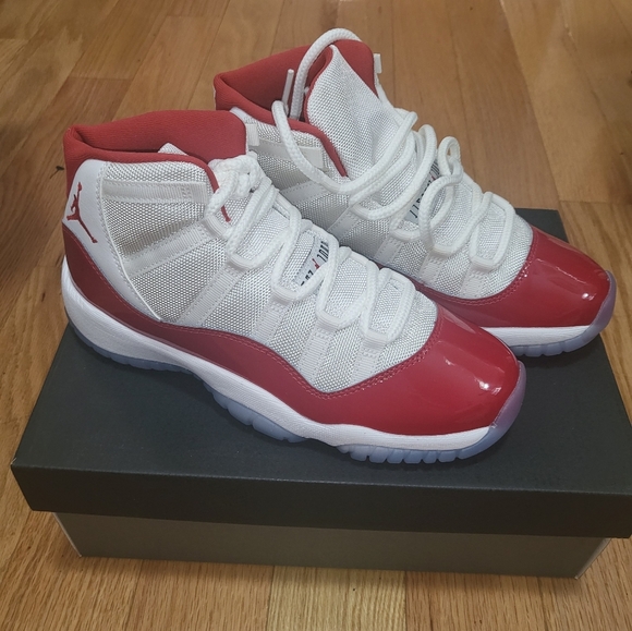 NIB AIR JORDAN 11 (GS) CHERRY SIZE 5.5Y / 7W / EU 38 - Picture 1 of 5